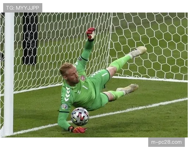 特写:尼斯门将小舒梅切尔扑点后指挥防线前压的瞬间 特写:尼斯门将小舒梅切尔扑点后指挥防线前压的瞬间